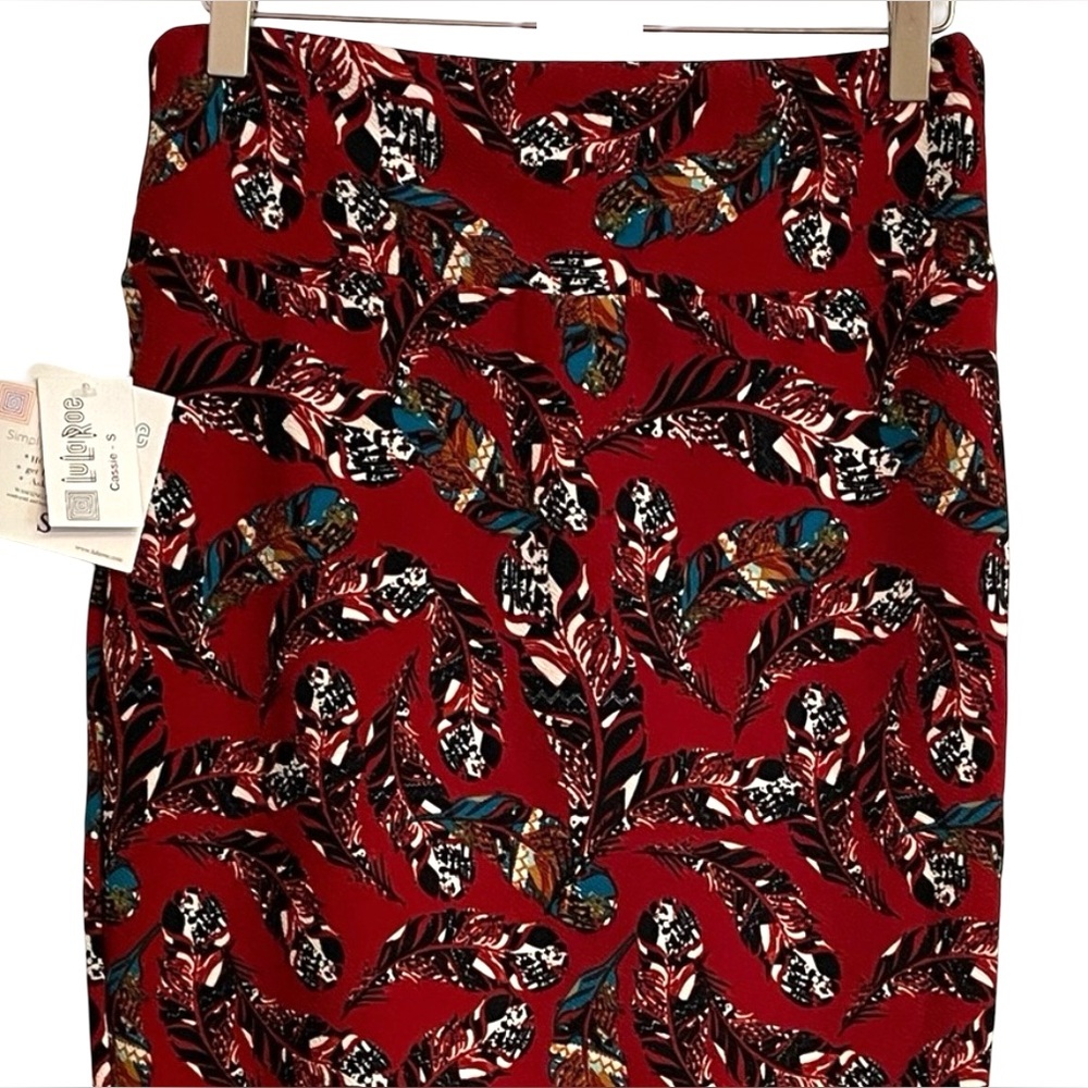 NWT LuLaRoe Feather Print Cassie Pencil Skirt Size Small Fits Sizes 6 To 8